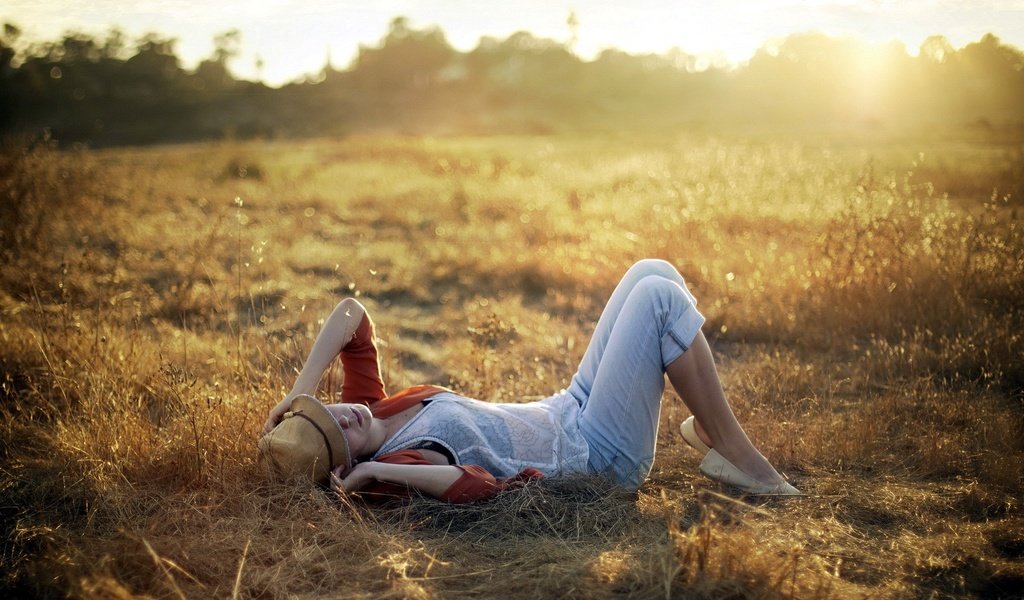 Обои свет, трава, закат, девушка, настроение, поле, шляпа, light, grass, sunset, girl, mood, field, hat разрешение 1920x1280 Загрузить