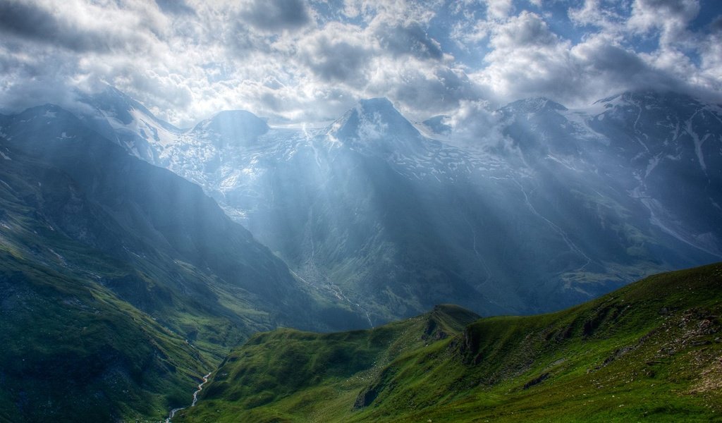 Обои небо, трава, облака, горы, холмы, долина, the sky, grass, clouds, mountains, hills, valley разрешение 2000x1125 Загрузить