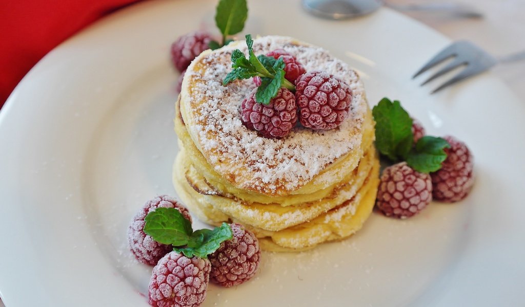 Обои малина, завтрак, сахарная пудра, оладьи, raspberry, breakfast, powdered sugar, pancakes разрешение 5472x3080 Загрузить