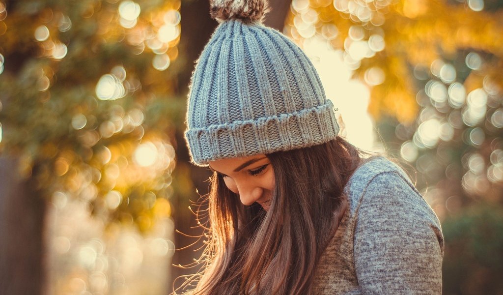 Обои девушка, улыбка, осень, волосы, шапка, боке, girl, smile, autumn, hair, hat, bokeh разрешение 2048x1360 Загрузить