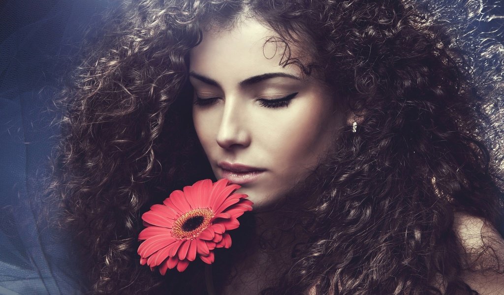 Обои девушка, цветок, волосы, розовый, лицо, кудрявая, girl, flower, hair, pink, face, curly разрешение 2560x1600 Загрузить