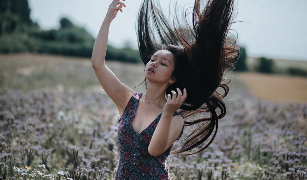 Обои цветы, настроение, поза, луг, волосы, руки, боке, mia tia, flowers, mood, pose, meadow, hair, hands, bokeh разрешение 4000x2667 Загрузить