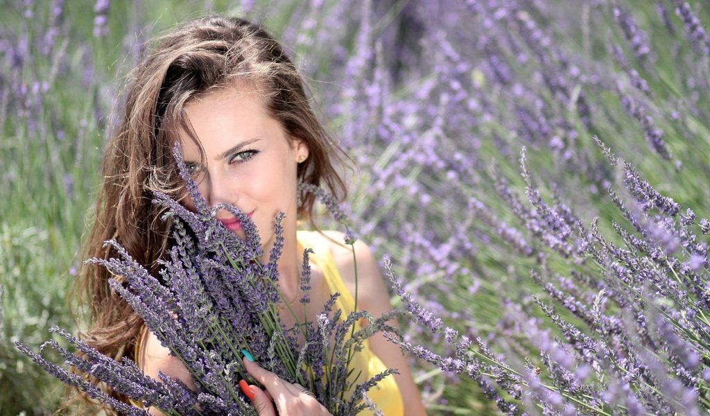 Обои цветы, природа, девушка, лаванда, взгляд, волосы, лицо, flowers, nature, girl, lavender, look, hair, face разрешение 4272x2848 Загрузить