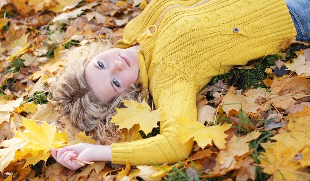 Обои листья, кленовый лист, девушка, свитер, поза, блондинка, взгляд, осень, лицо, голубые глаза, leaves, maple leaf, girl, sweater, pose, blonde, look, autumn, face, blue eyes разрешение 3888x2592 Загрузить