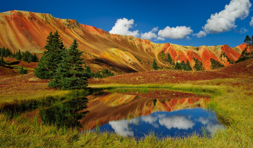 Обои небо, облака, деревья, озеро, горы, природа, отражение, jeanine leech, the sky, clouds, trees, lake, mountains, nature, reflection разрешение 1920x1080 Загрузить