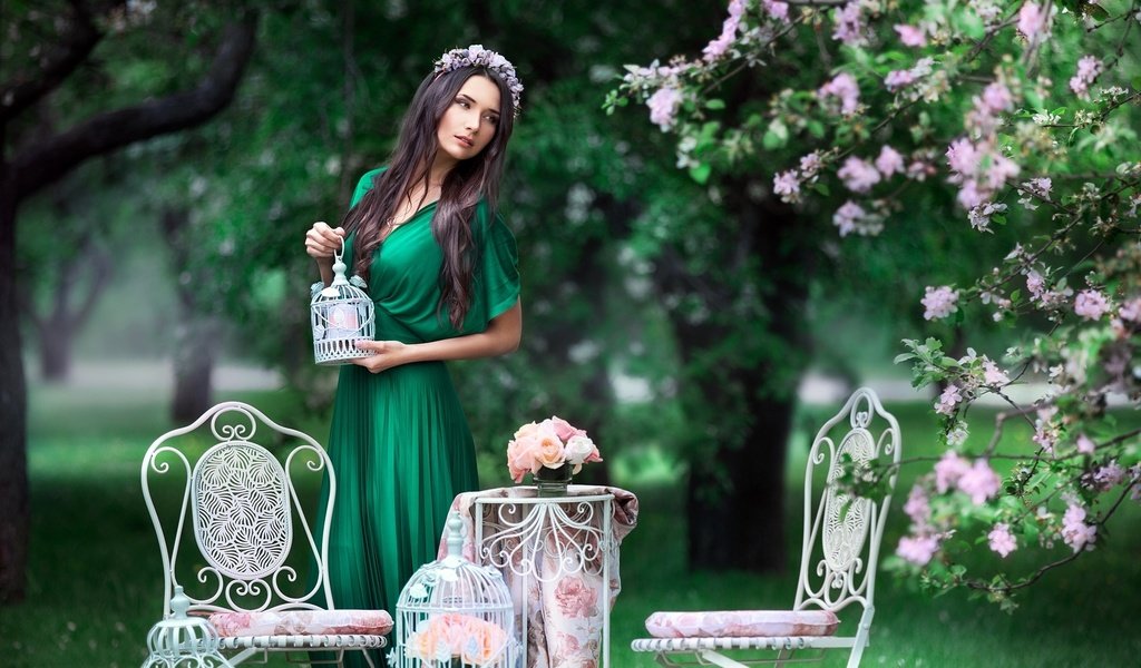 Обои деревья, платье, брюнетка, весна, венок, стулья, trees, dress, brunette, spring, wreath, chairs разрешение 1920x1080 Загрузить