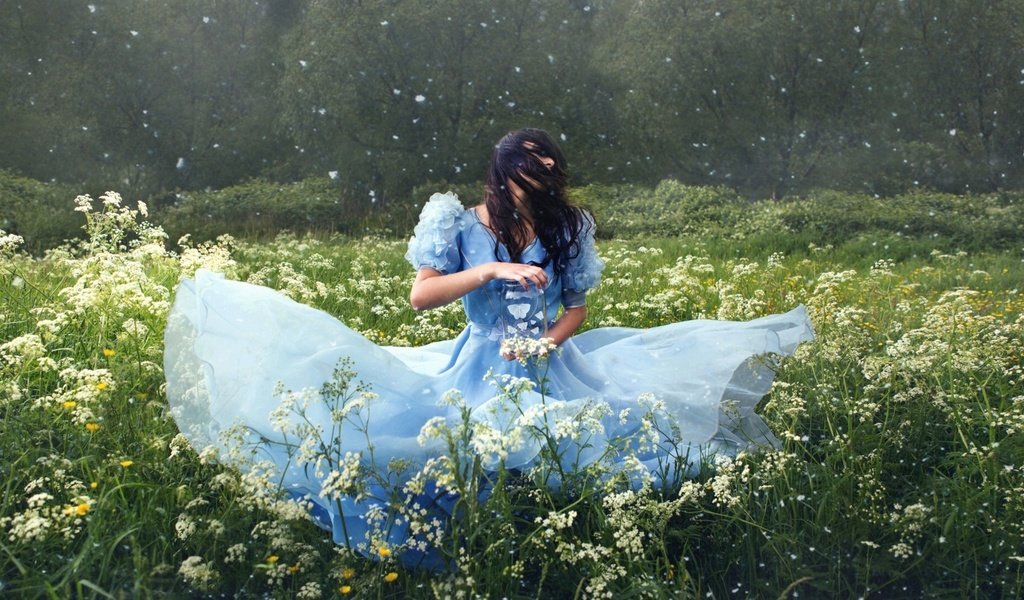 Обои цветы, девушка, настроение, платье, луг, волосы, flowers, girl, mood, dress, meadow, hair разрешение 1920x1080 Загрузить