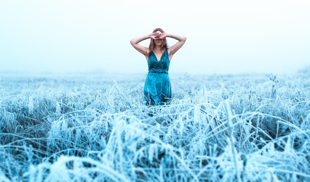 Обои трава, девушка, платье, поле, иней, холод, синее платье, lizzy gadd, grass, girl, dress, field, frost, cold, blue dress разрешение 2048x1365 Загрузить