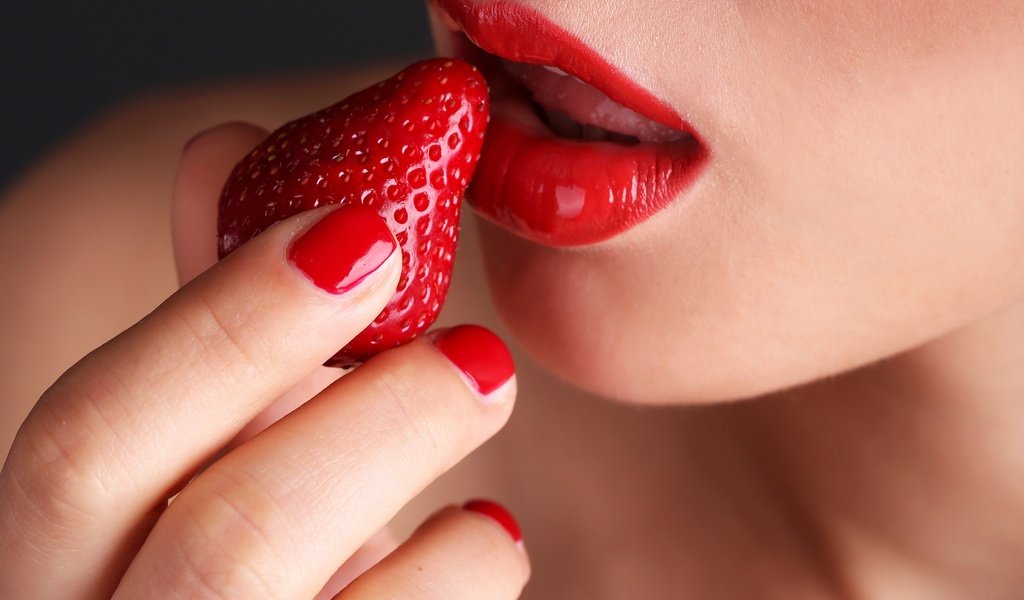 Обои девушка, клубника, губы, лицо, макияж, маникюр, girl, strawberry, lips, face, makeup, manicure разрешение 3840x2567 Загрузить