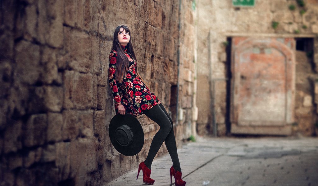 Обои девушка, платье, стена, ножки, туфли, шляпа, боке, che nai, girl, dress, wall, legs, shoes, hat, bokeh разрешение 2048x1366 Загрузить