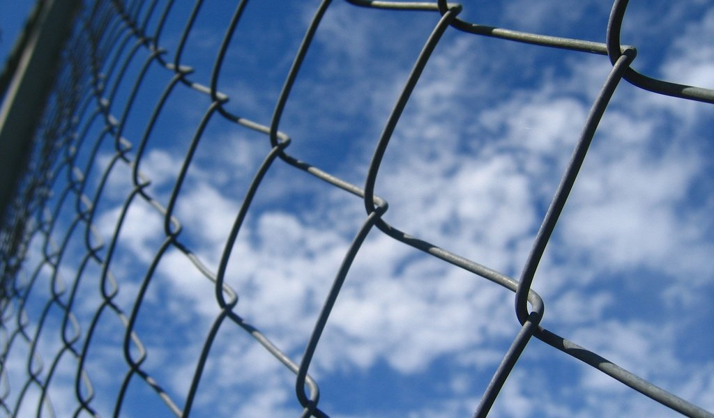 Обои небо, облака, макро, фон, забор, сетка, рабица, the sky, clouds, macro, background, the fence, mesh, netting разрешение 2592x1944 Загрузить