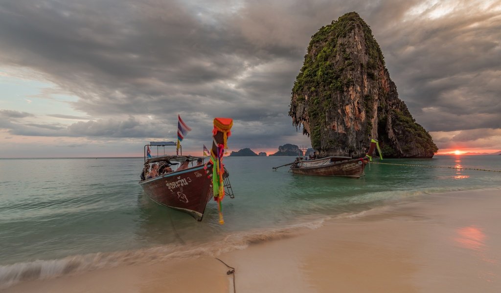 Обои берег, море, скала, лодка, таиланд, shore, sea, rock, boat, thailand разрешение 2048x1144 Загрузить