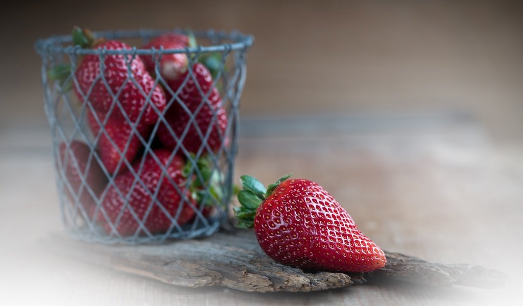 Обои ягода, клубника, стол, размытость, berry, strawberry, table, blur разрешение 6016x4016 Загрузить