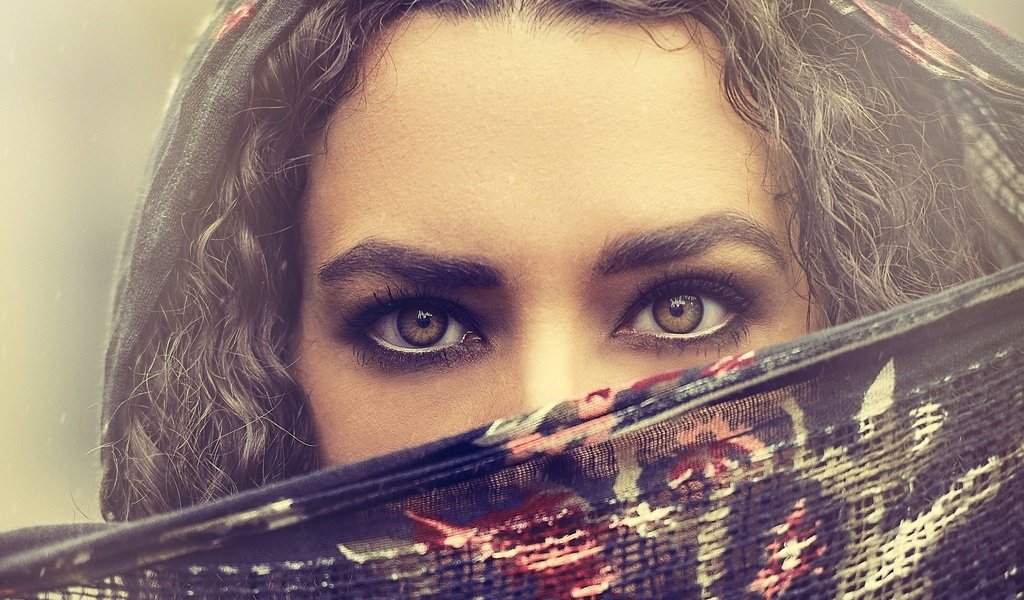 Обои глаза, девушка, взгляд, волосы, лицо, платок, eyes, girl, look, hair, face, shawl разрешение 2048x1343 Загрузить