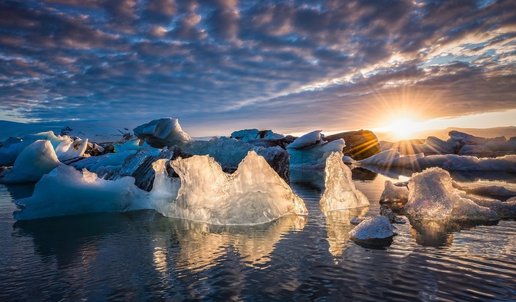 Обои небо, облака, вода, солнце, лучи, лёд, исландия, jokulsarlon, glacier lagoon, the sky, clouds, water, the sun, rays, ice, iceland разрешение 2048x1183 Загрузить