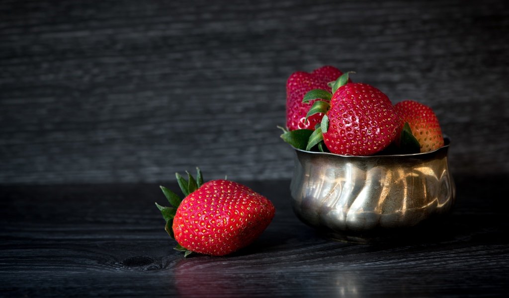 Обои металл, клубника, доски, темный фон, ягоды, миска, metal, strawberry, board, the dark background, berries, bowl разрешение 6016x3384 Загрузить