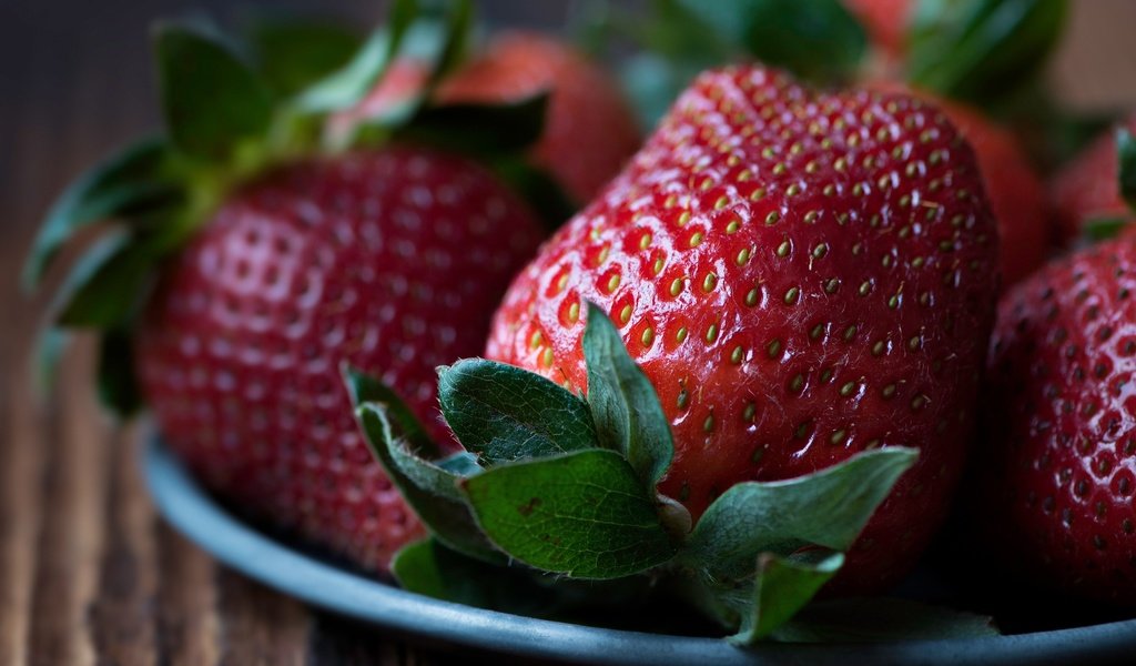 Обои макро, фон, клубника, ягоды, тарелка, macro, background, strawberry, berries, plate разрешение 3771x2122 Загрузить