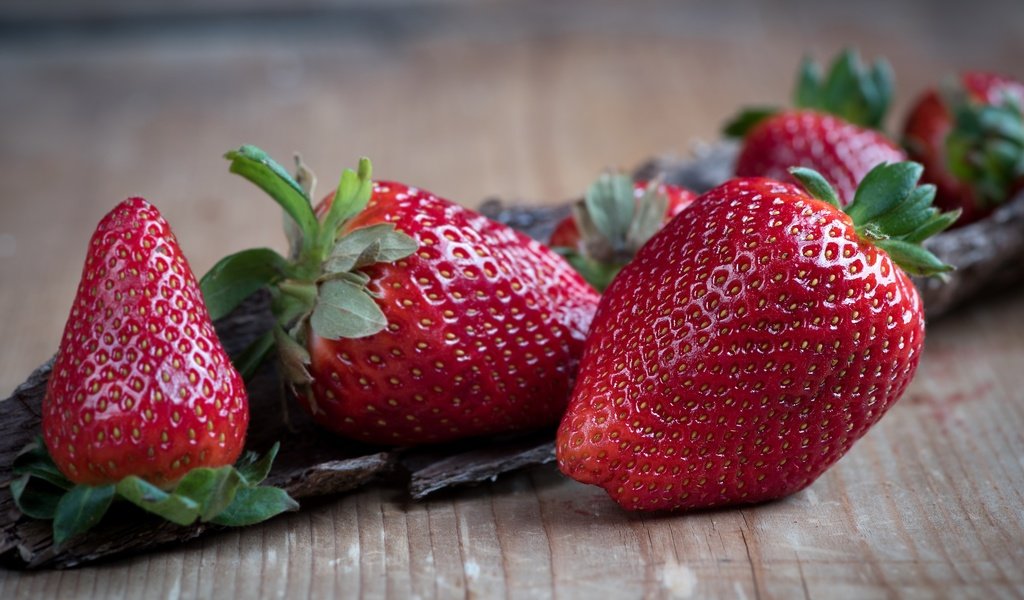 Обои макро, клубника, стол, ягоды, деревянная поверхность, macro, strawberry, table, berries, wooden surface разрешение 4000x2250 Загрузить