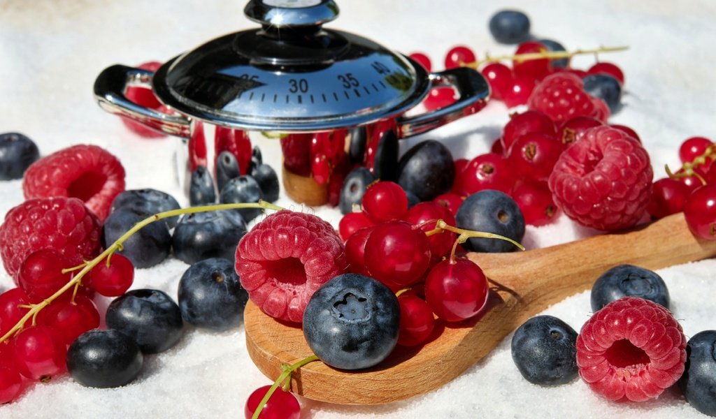 Обои малина, ягоды, черника, красная смородина, ложка, голубика, raspberry, berries, blueberries, red currant, spoon разрешение 4896x3184 Загрузить