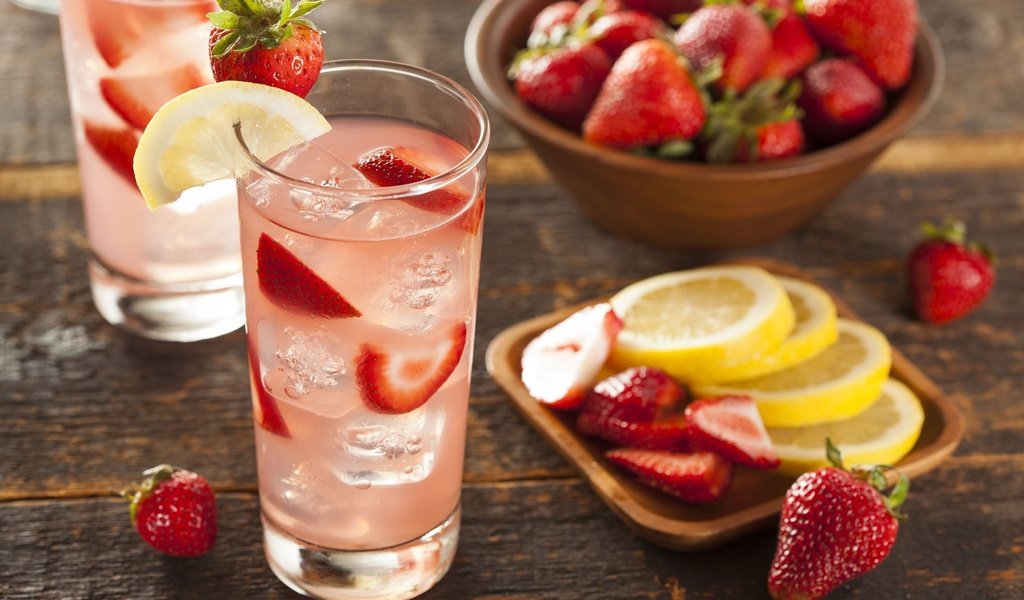 Обои напиток, клубника, лёд, лимон, ягоды, стакан, лимонад, drink, strawberry, ice, lemon, berries, glass, lemonade разрешение 2508x1672 Загрузить