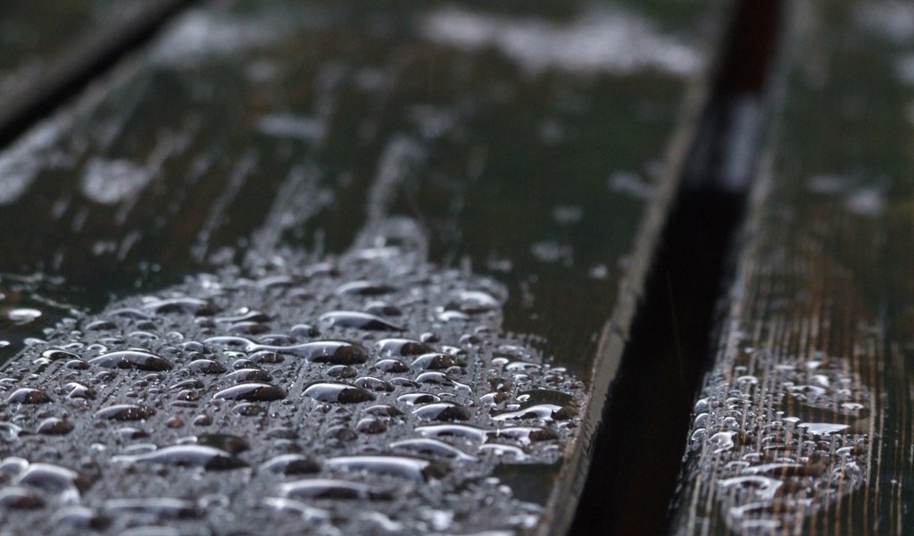 Обои капли, воды, дождь, деревянная поверхность, drops, water, rain, wooden surface разрешение 1920x1200 Загрузить