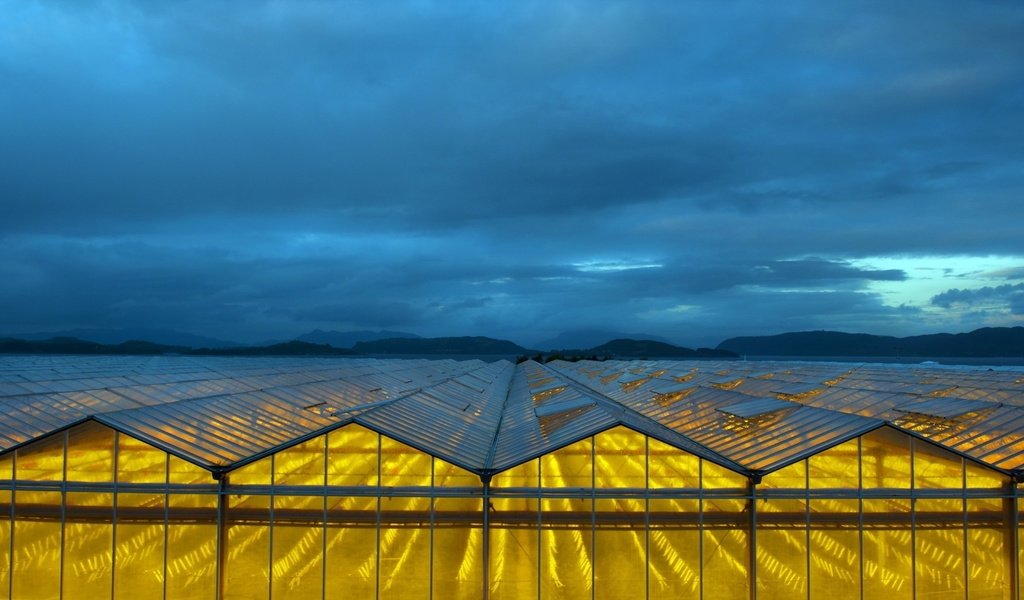 Обои небо, свет, облака, горы, природа, пейзаж, стекло, теплица, the sky, light, clouds, mountains, nature, landscape, glass, greenhouse разрешение 1920x1080 Загрузить