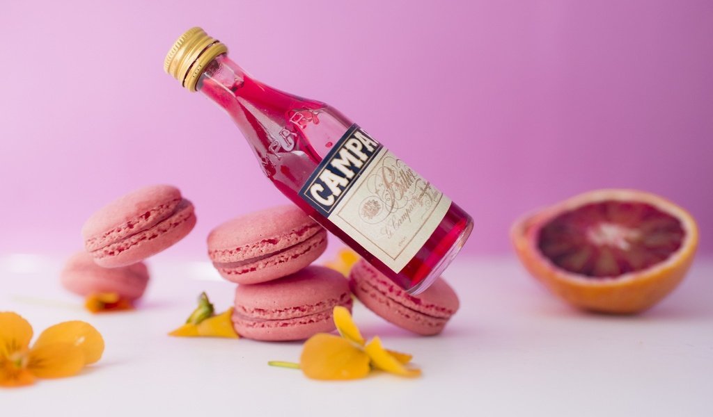 Обои бутылка, сладкое, печенье, сироп, макаруны, bottle, sweet, cookies, syrup, macaroon разрешение 2048x1345 Загрузить