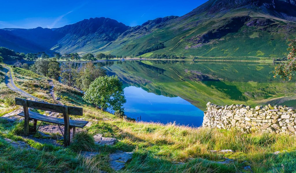 Обои небо, озеро, горы, природа, отражение, скамейка, the sky, lake, mountains, nature, reflection, bench разрешение 1920x1200 Загрузить