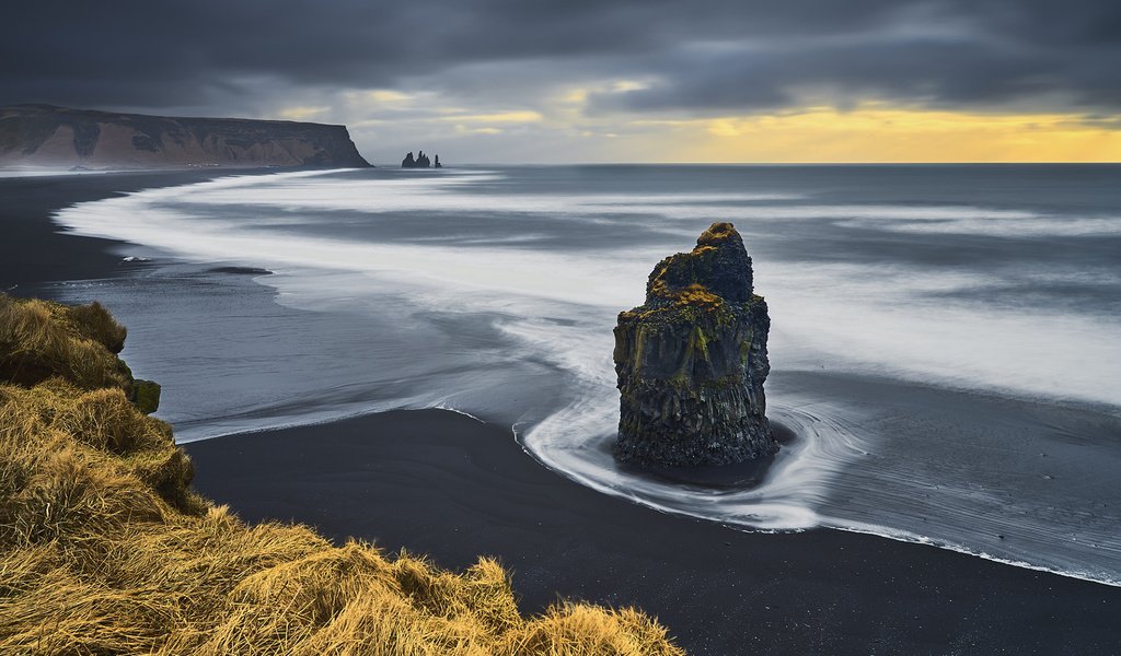 Обои скалы, берег, пейзаж, море, скала, пляж, чёрный песок, rocks, shore, landscape, sea, rock, beach, black sand разрешение 1920x1200 Загрузить