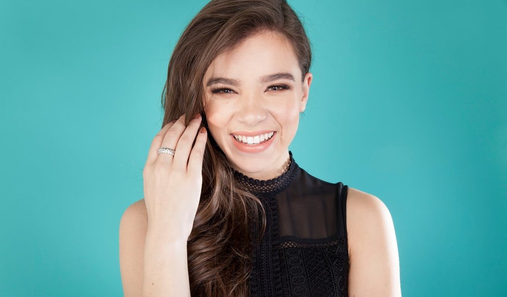 Обои девушка, hailee steinfeld, хейли стайнфелд, улыбка, взгляд, волосы, лицо, актриса, черное платье, знаменитость, girl, haley steinfeld, smile, look, hair, face, actress, black dress, celebrity разрешение 1920x1152 Загрузить