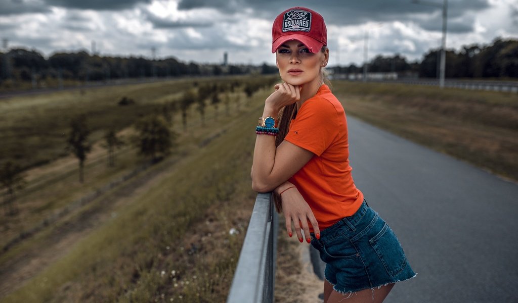 Обои дорога, девушка, поза, кепка, шорты, алина, road, girl, pose, cap, shorts, alina разрешение 2048x1152 Загрузить