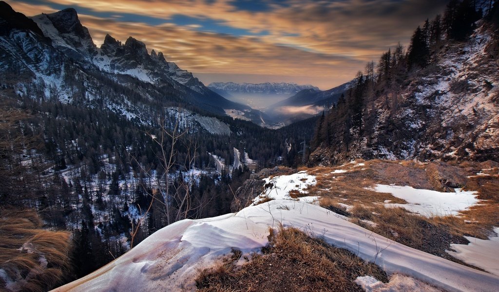 Обои небо, облака, деревья, горы, снег, зима, италия, долина, the sky, clouds, trees, mountains, snow, winter, italy, valley разрешение 1920x1200 Загрузить