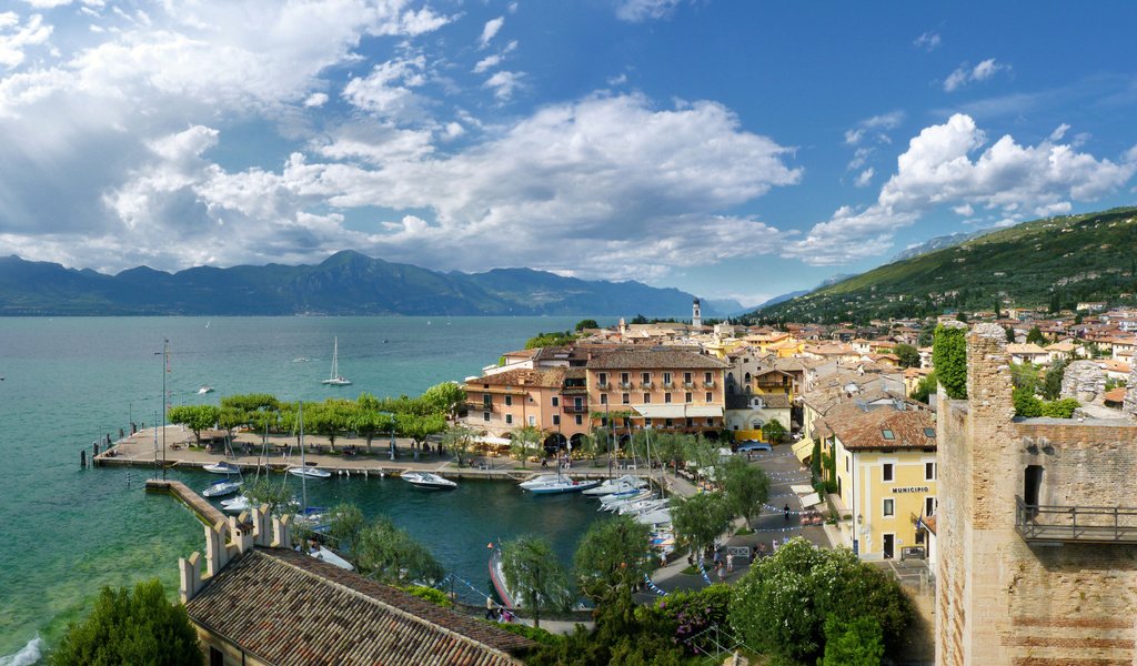 Обои небо, облака, горы, италия, торри-дель-бенако, the sky, clouds, mountains, italy, torri del benaco разрешение 3840x2160 Загрузить