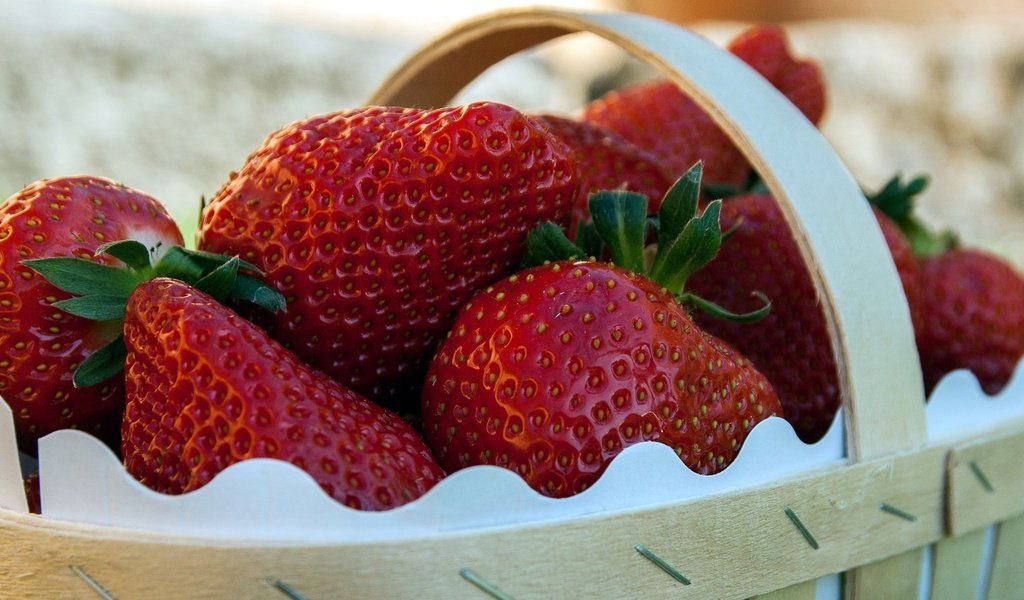 Обои клубника, ягоды, корзинка, strawberry, berries, basket разрешение 2560x1420 Загрузить