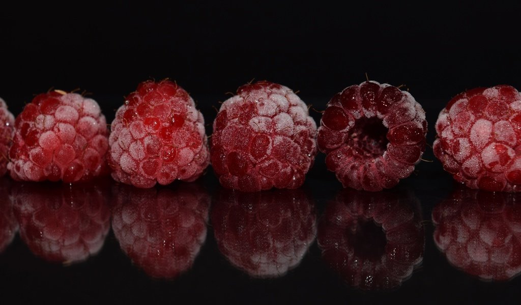 Обои макро, отражение, малина, иней, черный фон, ягоды, macro, reflection, raspberry, frost, black background, berries разрешение 5918x3328 Загрузить