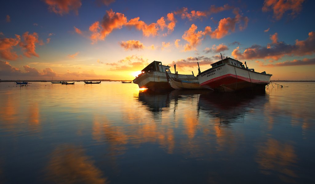 Обои небо, облака, озеро, отражение, корабли, рассвет, лодки, the sky, clouds, lake, reflection, ships, dawn, boats разрешение 5560x3707 Загрузить