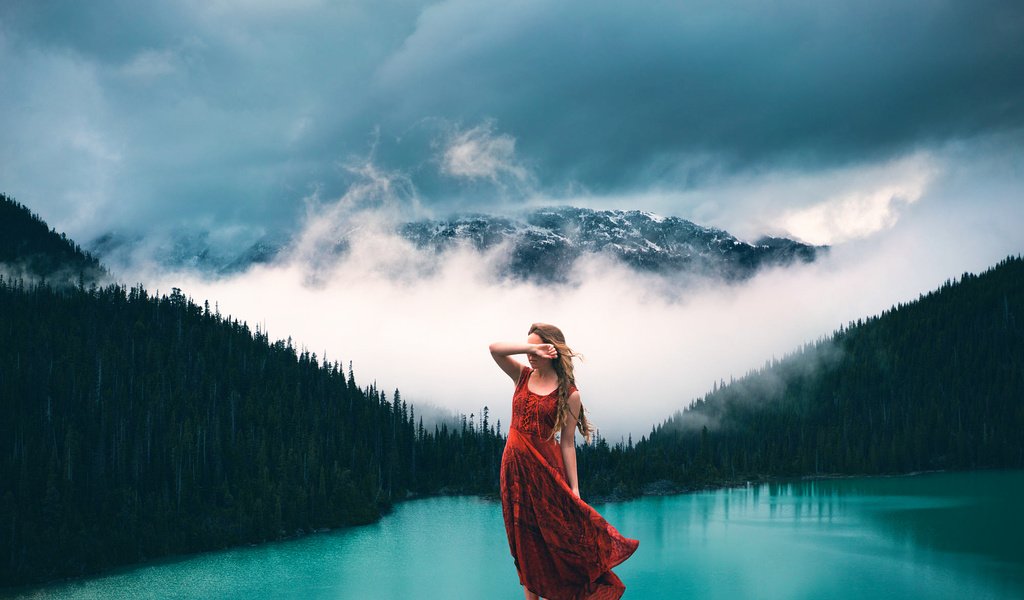 Обои облака, lizzy gadd, озеро, лес, девушка, платье, туман, гора, модель, clouds, lake, forest, girl, dress, fog, mountain, model разрешение 2000x1334 Загрузить