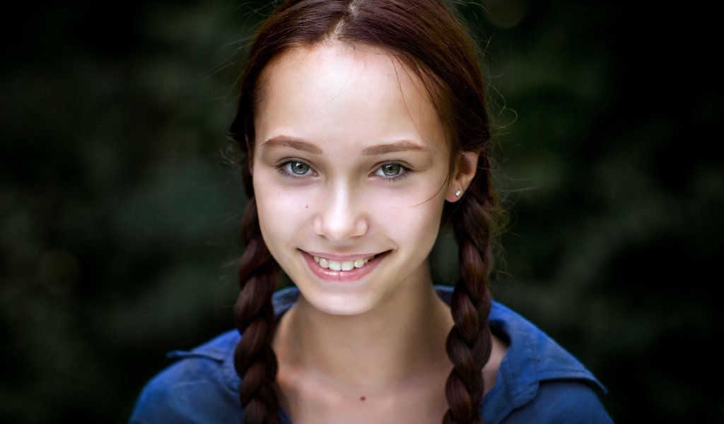 Обои улыбка, взгляд, девочка, волосы, лицо, косички, юля, smile, look, girl, hair, face, braids, julia разрешение 3872x2592 Загрузить