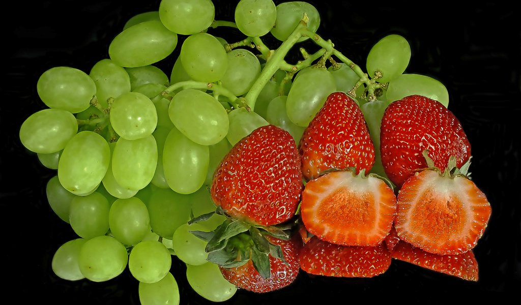 Обои отражение, виноград, клубника, черный фон, ягоды, reflection, grapes, strawberry, black background, berries разрешение 2400x1800 Загрузить