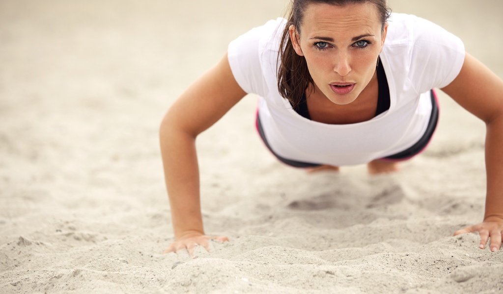 Обои поза, песок, пляж, фитнес, спортивная одежда, тренировки, отжимание, pose, sand, beach, fitness, sports wear, workout, push-ups разрешение 5000x3333 Загрузить