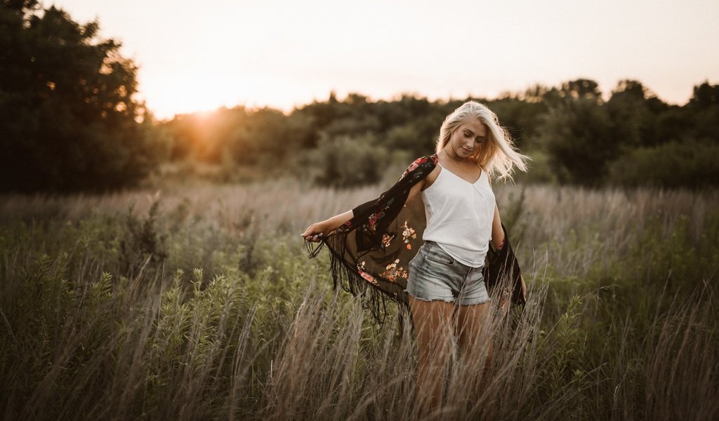 Обои природа, блондинка, поле, лето, ветер, шорты, девушка.поле, nature, blonde, field, summer, the wind, shorts, girl.field разрешение 2048x1367 Загрузить