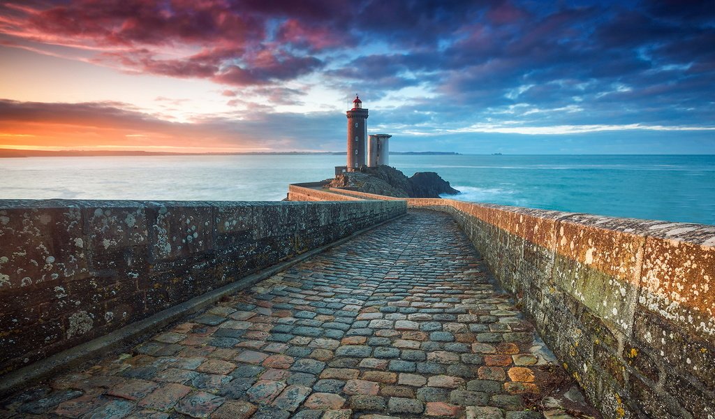 Обои небо, дорога, облака, море, маяк, горизонт, брусчатка, the sky, road, clouds, sea, lighthouse, horizon, pavers разрешение 1920x1208 Загрузить