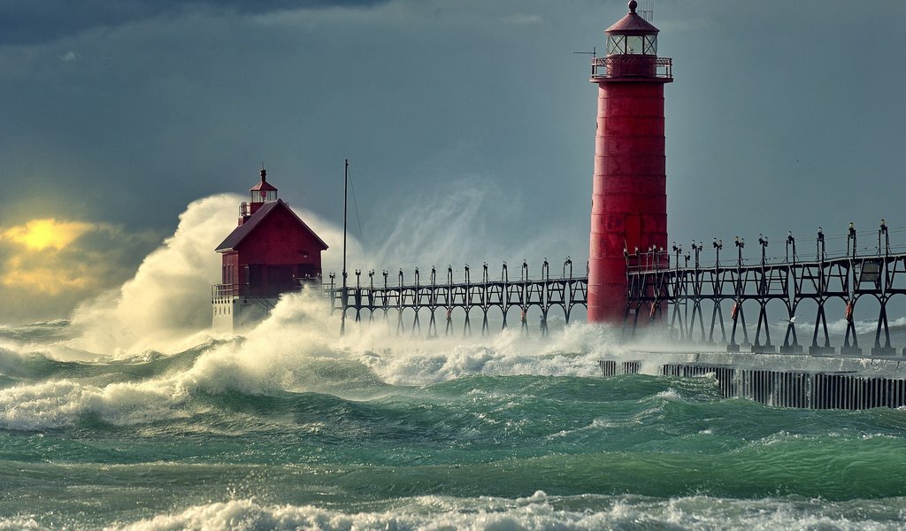 Обои облака, волны, море, маяк, брызги, шторм, clouds, wave, sea, lighthouse, squirt, storm разрешение 2560x1600 Загрузить