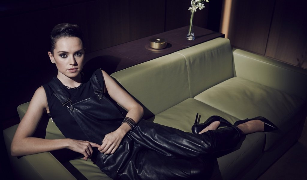 Обои поза, актриса, диван, черное платье, дэйзи ридли, pose, actress, sofa, black dress, daisy ridley разрешение 3000x1997 Загрузить