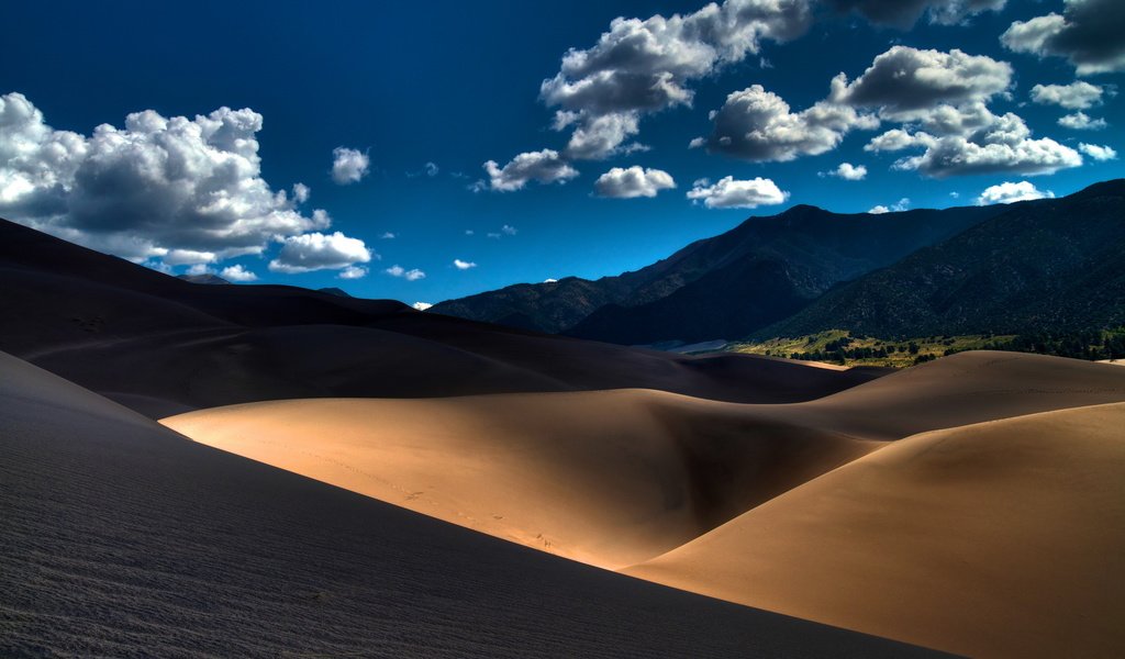 Обои небо, свет, облака, песок, пустыня, дюны, the sky, light, clouds, sand, desert, dunes разрешение 2560x1600 Загрузить