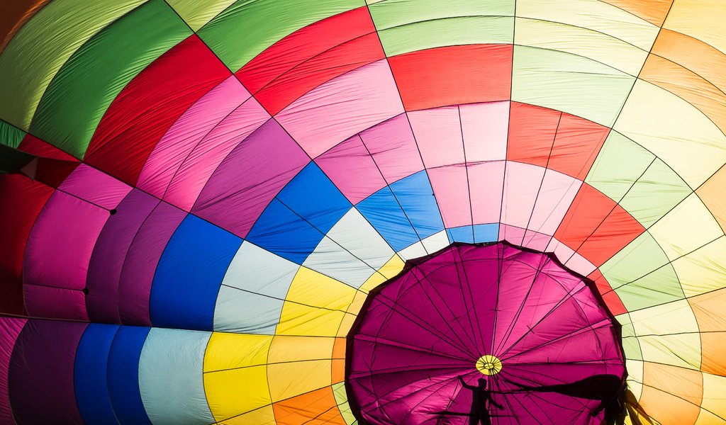 Обои вид сверху, разноцветный, ткань, силуэт, воздушный шар, the view from the top, colorful, fabric, silhouette, balloon разрешение 3506x2337 Загрузить
