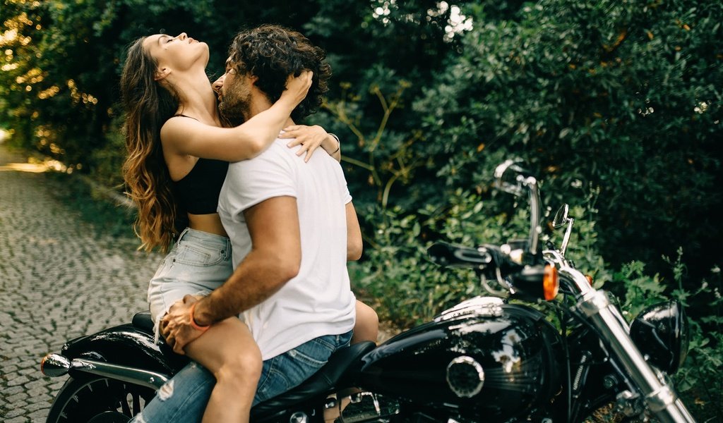 Обои девушка, парень, мотоцикл, поцелуй, страсть, girl, guy, motorcycle, kiss, passion разрешение 2048x1367 Загрузить