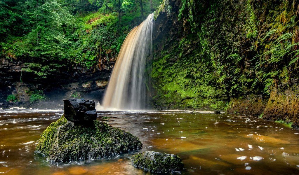 Обои скалы, камни, лес, водопад, камень, уэльс, брекон-биконс, rocks, stones, forest, waterfall, stone, wales, the brecon beacons разрешение 2048x1152 Загрузить