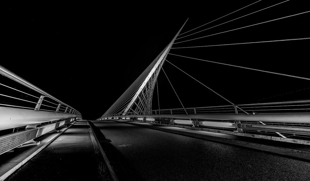 Обои ночь, мост, чёрно-белое, опора, нидерланды, ньив-веннеп, night, bridge, black and white, support, netherlands, nieuw-vennep разрешение 2048x1365 Загрузить