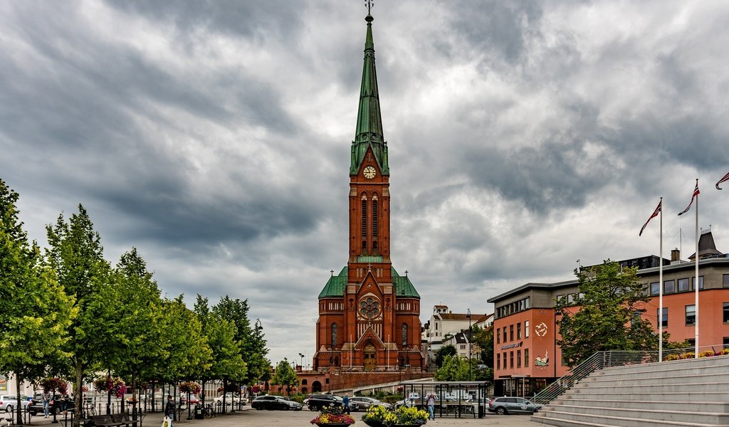 Обои небо, облака, деревья, город, норвегия, арендал, the sky, clouds, trees, the city, norway, arendal разрешение 2048x1304 Загрузить